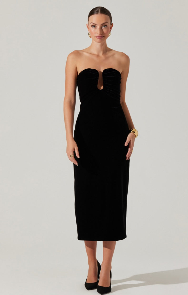 arista sweetheart velvet midi dress Fall weddings? Meet your plus onethe Arista Sweetheart Velvet Midi Dress